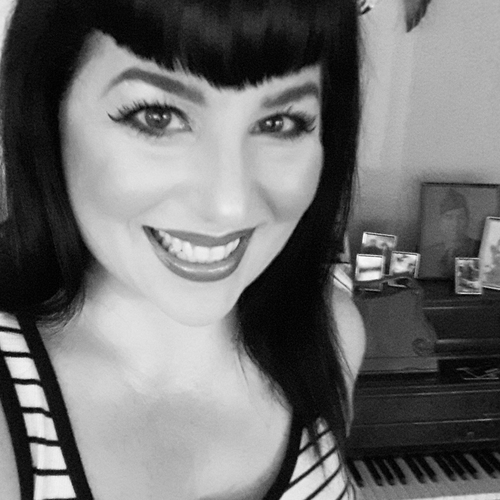 Meet your Posher, Dee Dee